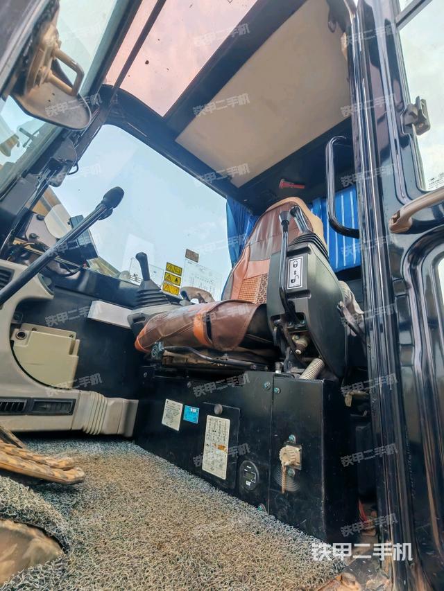 駕駛室整體(整機(jī)外觀) 駕駛室整體(整機(jī)外觀)