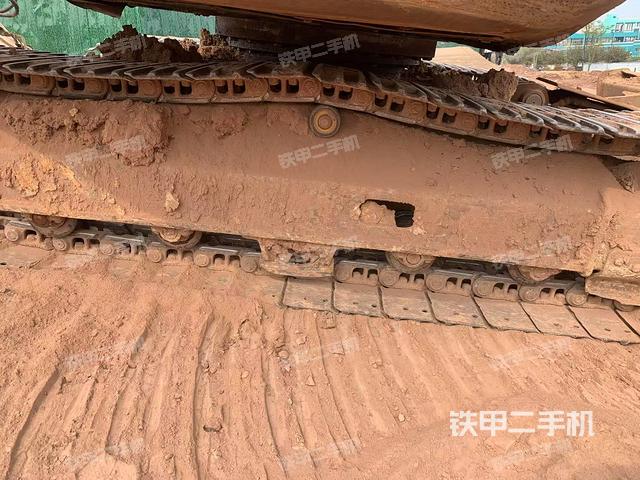 單側(cè)履帶整體(整機(jī)外觀) 單側(cè)履帶整體(整機(jī)外觀)