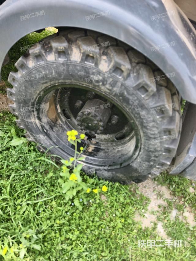 左驅(qū)動輪（行走機構(gòu)）