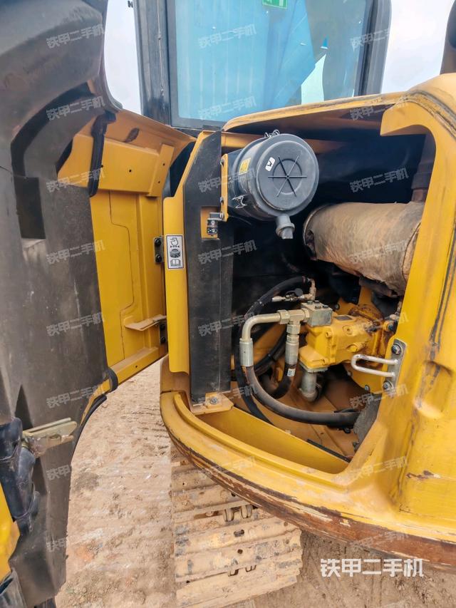 液壓泵艙室正面整體(整機(jī)外觀) 液壓泵艙室正面整體(整機(jī)外觀)