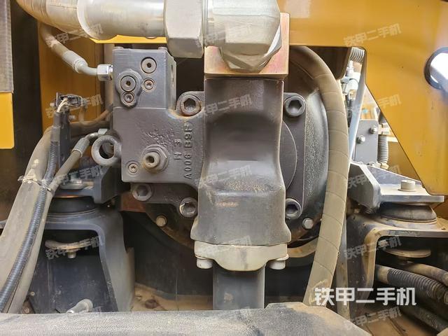 液壓泵艙室正面整體(整機外觀) 液壓泵艙室正面整體(整機外觀)