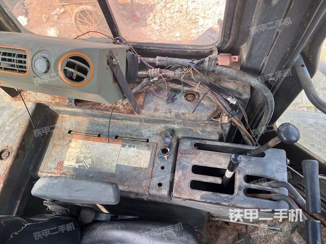 駕駛室內(nèi)部頂部(推土機(jī)駕駛室) 駕駛室內(nèi)部頂部(推土機(jī)駕駛室)