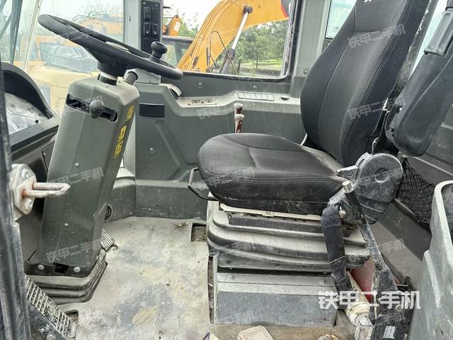 駕駛室內(nèi)部(駕駛室部分) 駕駛室內(nèi)部(駕駛室部分)