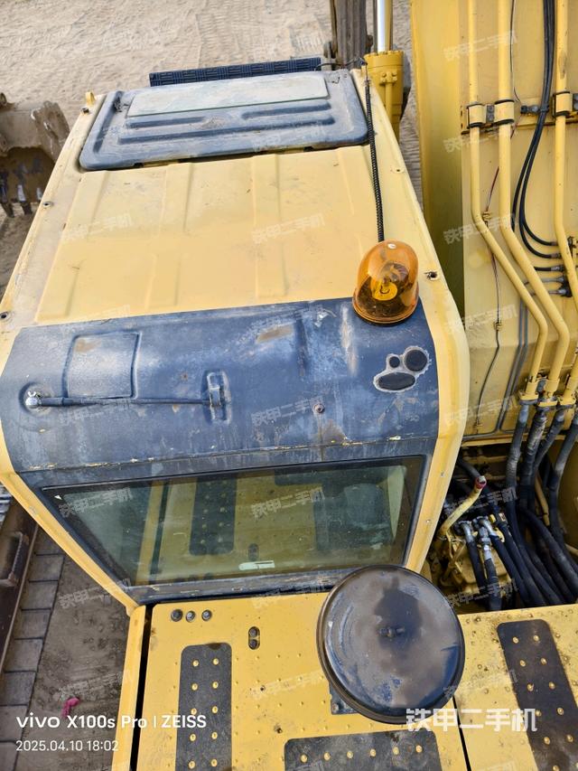 駕駛室頂部(整機(jī)外觀) 駕駛室頂部(整機(jī)外觀)
