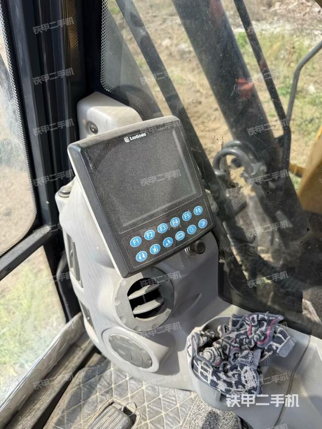 行走控制手柄和踏板?俯拍（駕駛室部分）