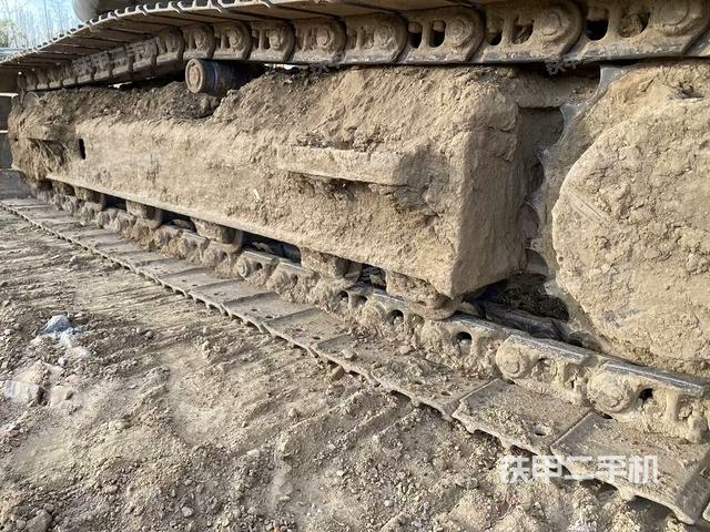 單側(cè)履帶整體(整機(jī)外觀) 單側(cè)履帶整體(整機(jī)外觀)