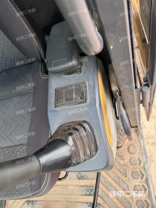 座椅右側(cè)控制臺/鑰匙門/油門/含右手柄（駕駛室部分）