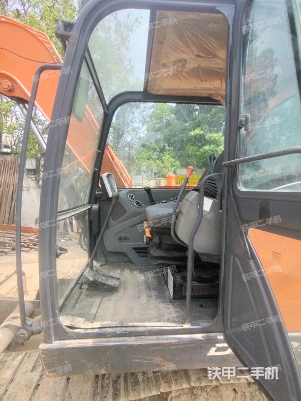 駕駛室整體(整機(jī)外觀) 駕駛室整體(整機(jī)外觀)