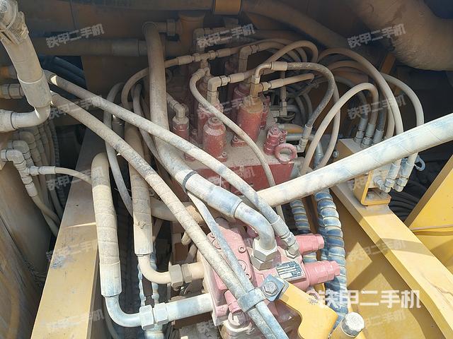 回转马达和主控阀（整机外观）