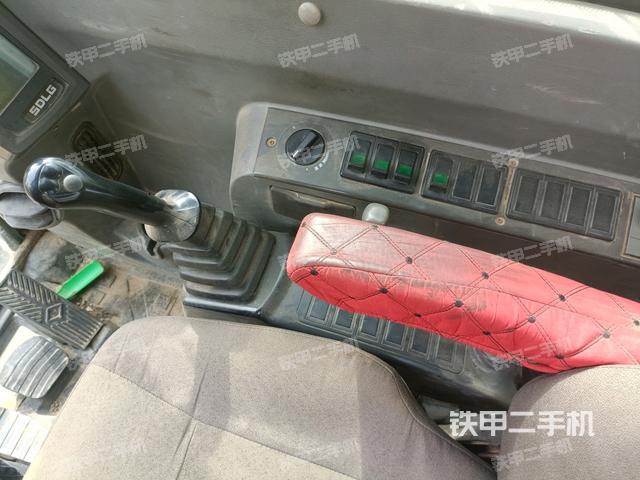 座椅右側(cè)控制臺/鑰匙門/油門/含右手柄(駕駛室部分) 座椅右側(cè)控制臺/鑰匙門/油門/含右手柄(駕駛室部分)