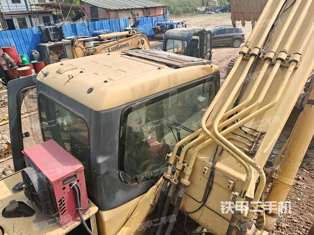 駕駛室頂部（整機外觀）