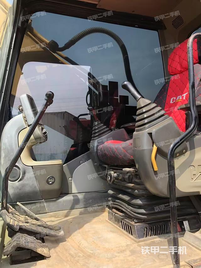 駕駛室整體(整機(jī)外觀) 駕駛室整體(整機(jī)外觀)