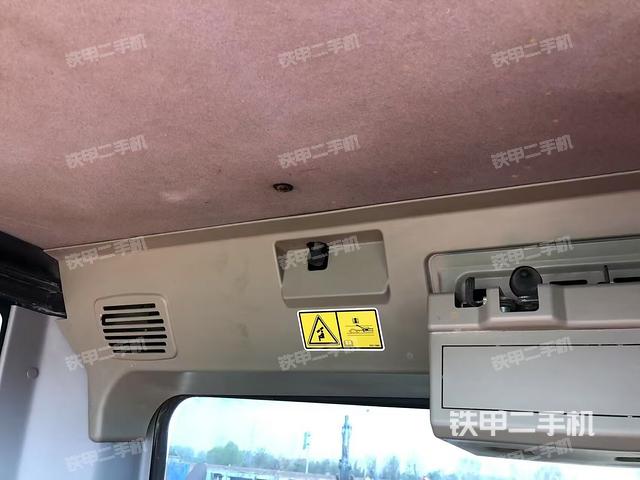 駕駛室頂部(整機(jī)外觀) 駕駛室頂部(整機(jī)外觀)