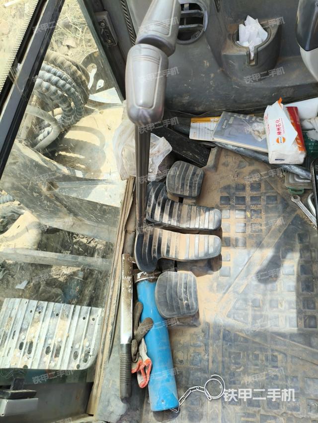 行走控制手柄和踏板?俯拍（駕駛室部分）