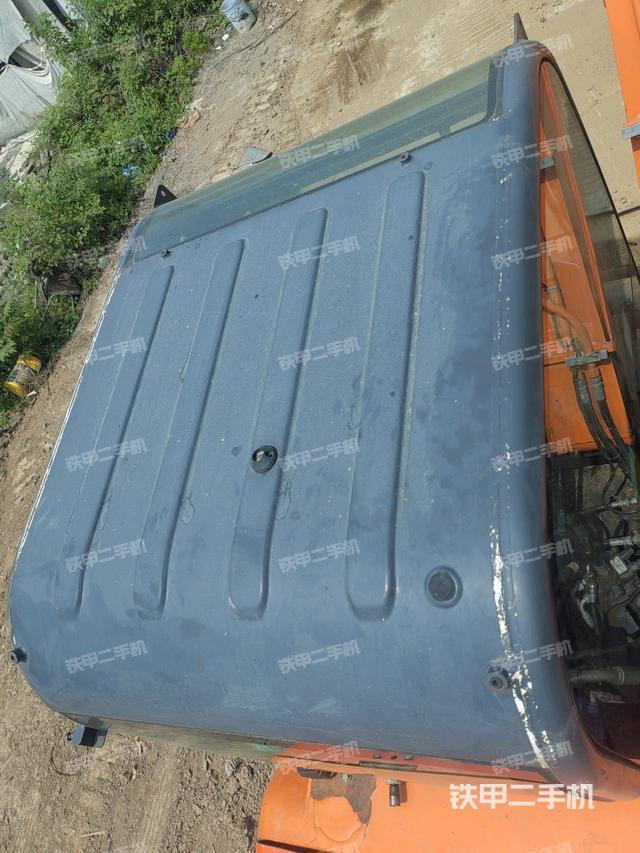 駕駛室頂部(整機(jī)外觀) 駕駛室頂部(整機(jī)外觀)