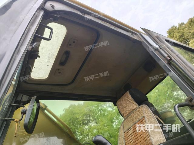 行走控制手柄和踏板?俯拍（駕駛室部分）