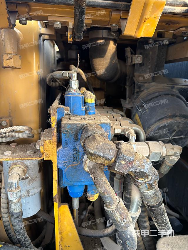 液压泵舱室正面整体（整机外观）