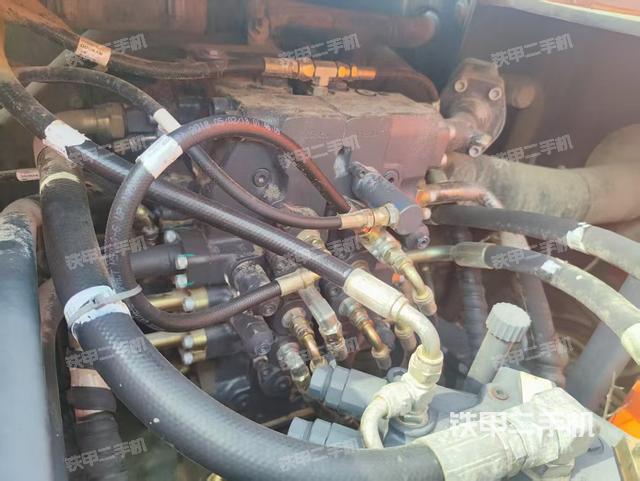 回转马达和主控阀（整机外观）