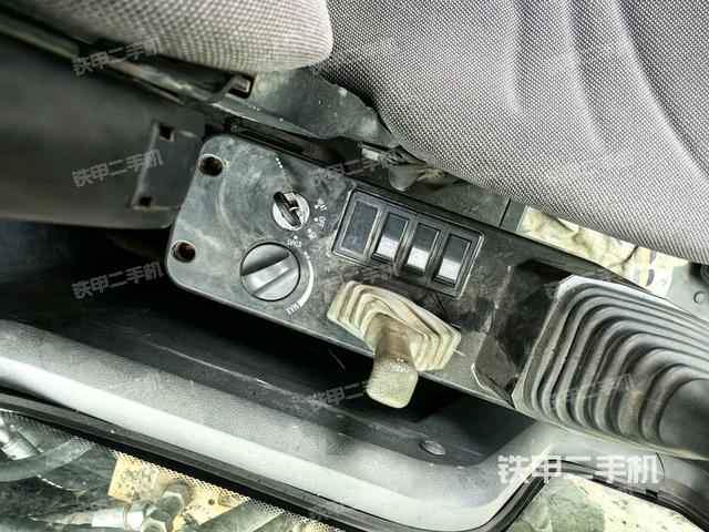 座椅右側(cè)控制臺/鑰匙門/油門/含右手柄（駕駛室部分）