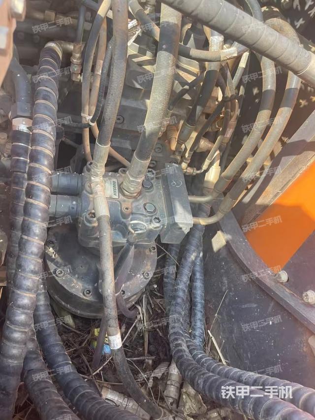 回轉(zhuǎn)馬達(dá)和主控閥(整機(jī)外觀) 回轉(zhuǎn)馬達(dá)和主控閥(整機(jī)外觀)