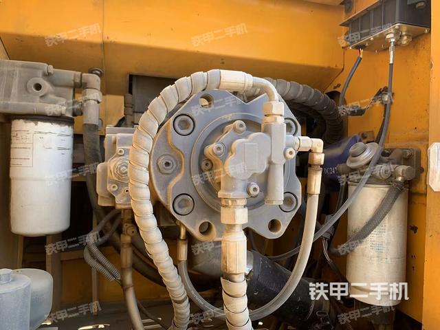 液壓泵艙室正面整體（整機外觀）