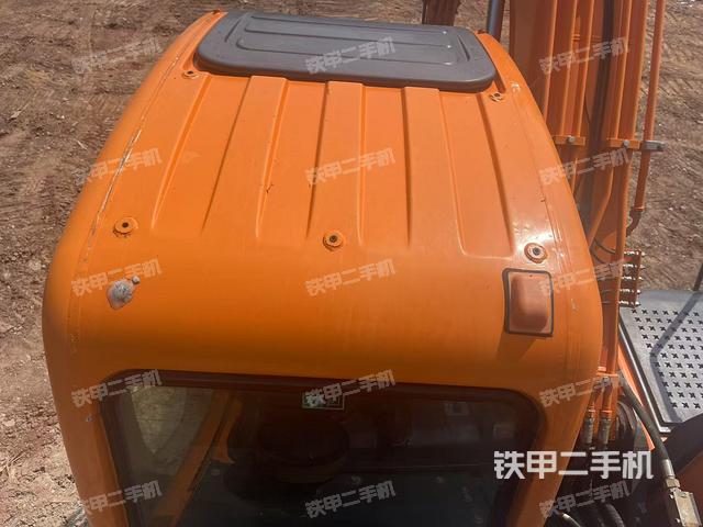 駕駛室頂部(整機(jī)外觀) 駕駛室頂部(整機(jī)外觀)