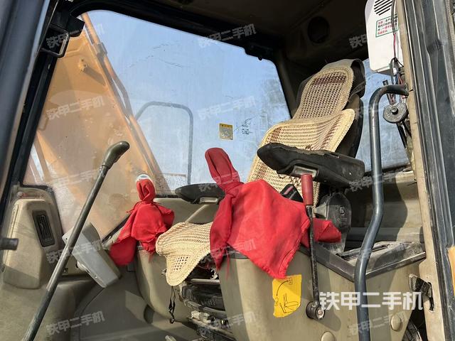 駕駛室頂部(整機(jī)外觀) 駕駛室頂部(整機(jī)外觀)