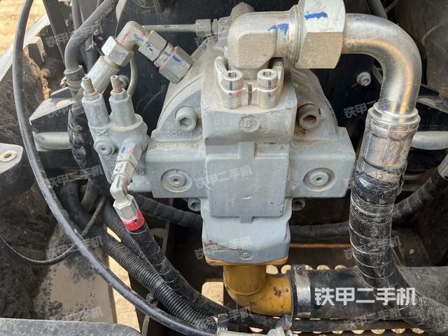 液壓泵艙室正面整體(整機外觀) 液壓泵艙室正面整體(整機外觀)