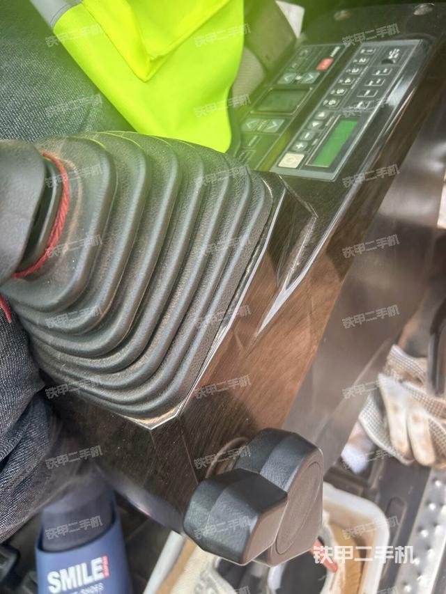 座椅右側(cè)控制臺/鑰匙門/油門/含右手柄（駕駛室部分）