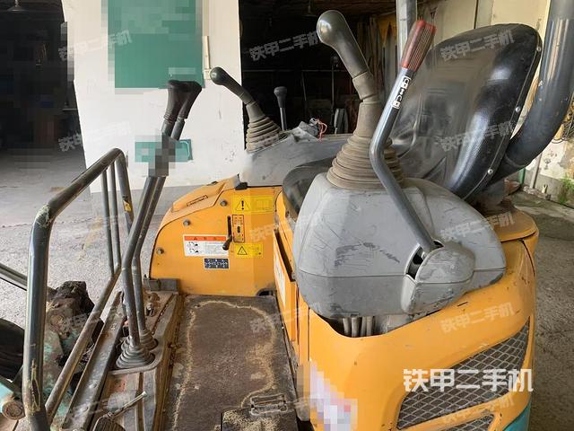 回轉(zhuǎn)馬達和主控閥(整機外觀) 回轉(zhuǎn)馬達和主控閥(整機外觀)
