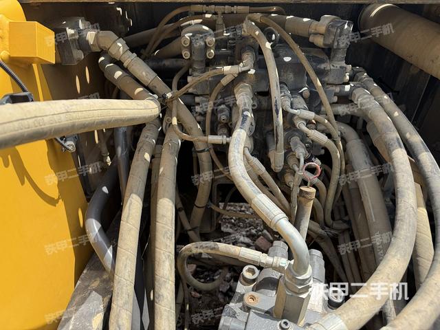 回轉(zhuǎn)馬達(dá)和主控閥(整機(jī)外觀) 回轉(zhuǎn)馬達(dá)和主控閥(整機(jī)外觀)