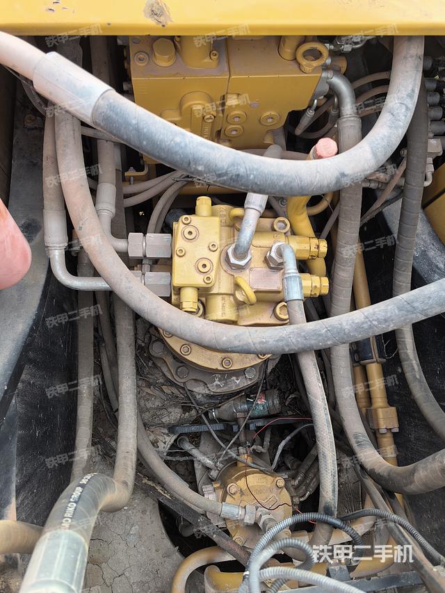 回转马达和主控阀（整机外观）