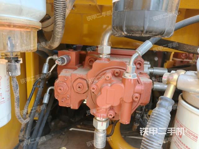 液壓泵艙室正面整體(整機外觀) 液壓泵艙室正面整體(整機外觀)