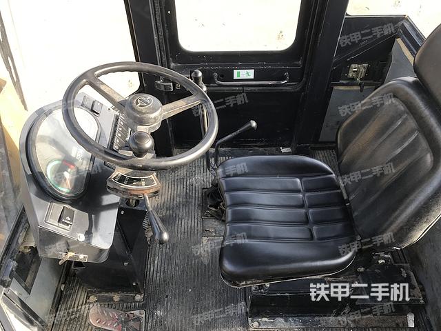 駕駛室工作臺(整機(jī)外觀及大件) 駕駛室工作臺(整機(jī)外觀及大件)