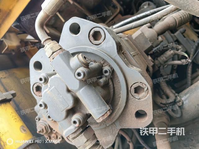 液壓泵艙室正面整體(整機外觀) 液壓泵艙室正面整體(整機外觀)