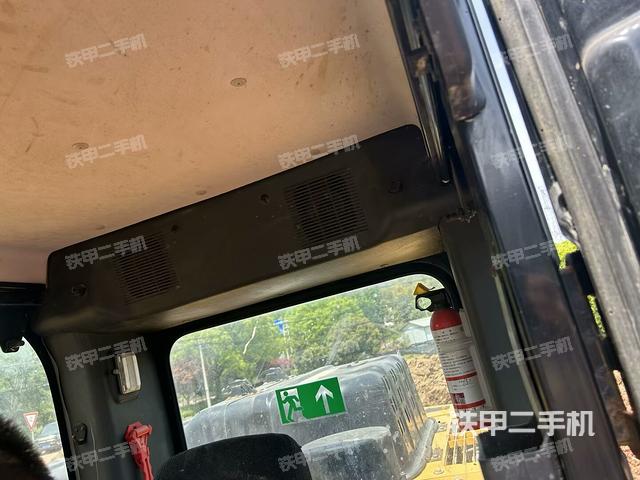 行走控制手柄和踏板?俯拍（駕駛室部分）