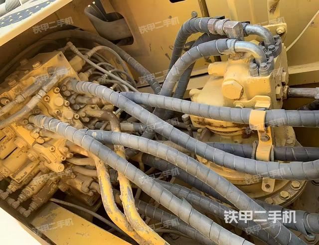 回轉(zhuǎn)馬達(dá)和主控閥（整機(jī)外觀）