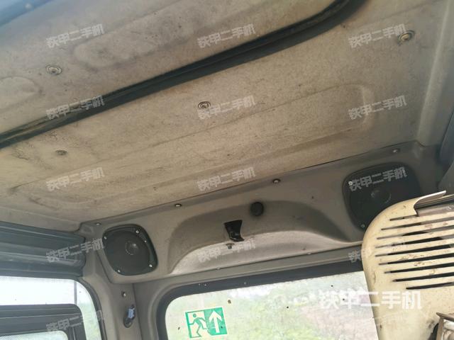 行走控制手柄和踏板?俯拍（駕駛室部分）