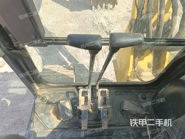 行走控制手柄和踏板?俯拍(駕駛室部分) 行走控制手柄和踏板?俯拍(駕駛室部分)