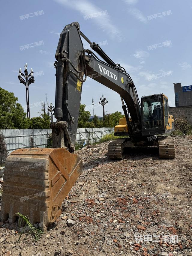 駕駛室頂部(整機(jī)外觀) 駕駛室頂部(整機(jī)外觀)