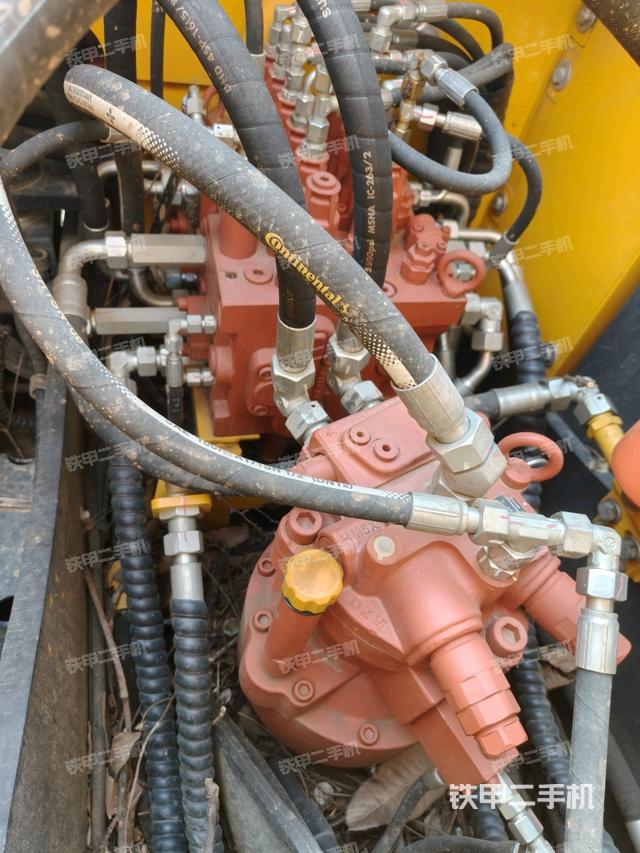 回轉(zhuǎn)馬達(dá)和主控閥(整機外觀) 回轉(zhuǎn)馬達(dá)和主控閥(整機外觀)