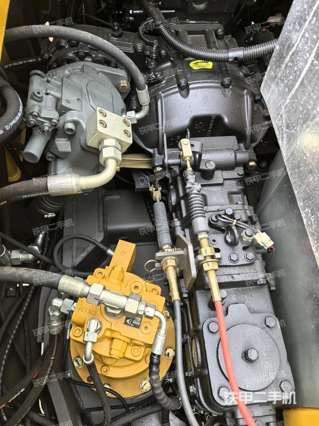 液壓泵艙室正面整體（整機(jī)外觀）