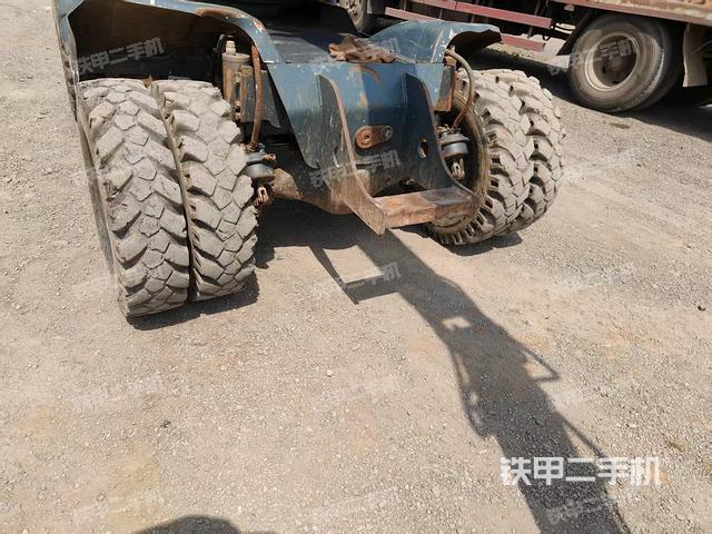 單側(cè)履帶整體(整機(jī)外觀) 單側(cè)履帶整體(整機(jī)外觀)