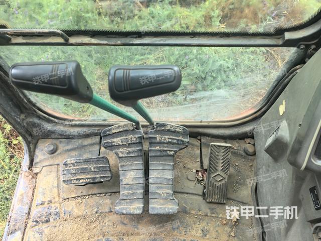 行走控制手柄和踏板?俯拍(駕駛室部分) 行走控制手柄和踏板?俯拍(駕駛室部分)