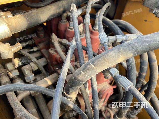 回轉(zhuǎn)馬達(dá)和主控閥(整機(jī)外觀) 回轉(zhuǎn)馬達(dá)和主控閥(整機(jī)外觀)