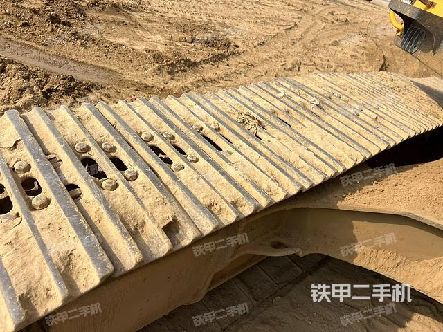 單側(cè)履帶整體(整機外觀) 單側(cè)履帶整體(整機外觀)