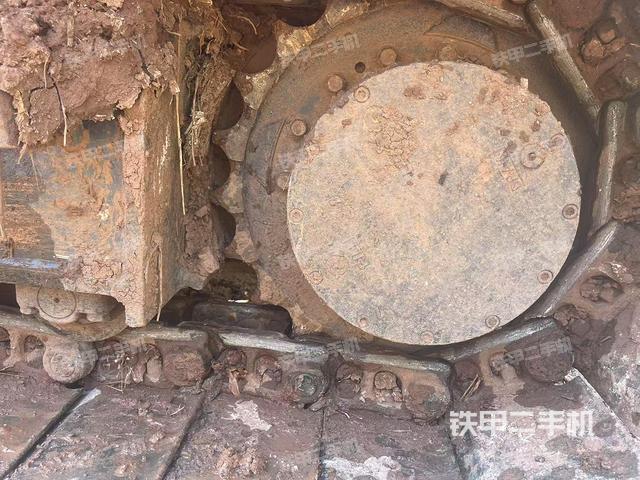 單側(cè)履帶整體(整機(jī)外觀) 單側(cè)履帶整體(整機(jī)外觀)