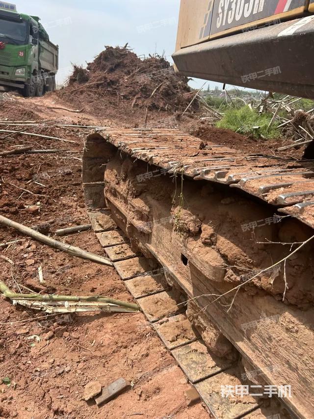 右驅(qū)動輪（行走機(jī)構(gòu)）