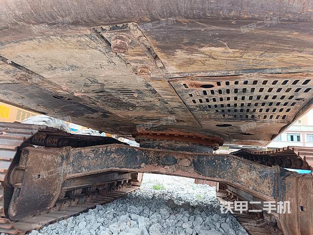液壓泵艙室正面整體(整機外觀) 液壓泵艙室正面整體(整機外觀)