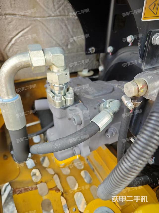 液壓泵艙室正面整體（整機(jī)外觀）